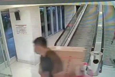 Aksi Nekat Pencuri Nginap di Mall, Terekam Kamera CCTV Curi Tiga TV