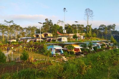 Wisata Glamping di Tempat Ini, Bisa Melihat Puncak Gunung Semeru Loh!