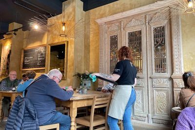 Kafe Le Pain Quotidien, Spot Unik dan Santai dengan Ukiran Kayu Khas Bali di Belgia