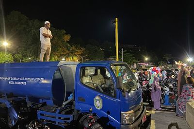 Tak Kebagian Tempat, Pria Parepare Nekat Salah Tarawih di Atas Mobil Tangki PDAM