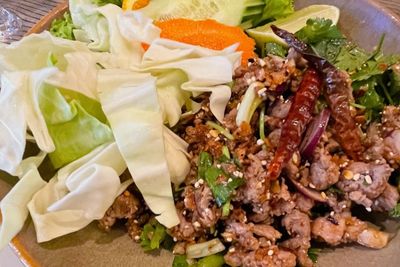 Lezatnya Laap Ped, Salad Bebek Pedas Khas Thailand yang Autentik di Kota Gent Belgia