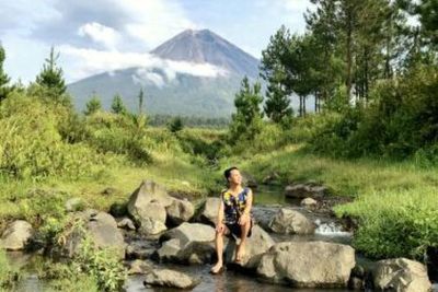 Melihat Keindahan Gunung Semeru dari Sudut Pandang Hamparan Rumput di Sarkawi