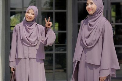 Gaya Natasha Rizky Pakai Gamis Ungu dan Pashmina Menutup Dada, Cantik Fresh!