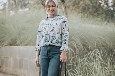 Outfit Kasual Melody Eks JKT48 Pakai Jeans dan Kemeja, Berasa Anak Kuliah