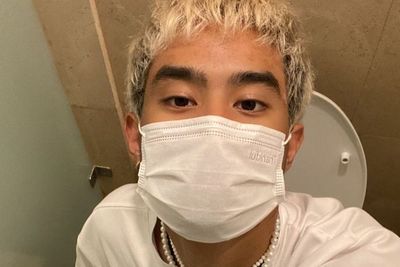Devano Danendra Pose di Toilet Tanpa Celana Banjir Kritikan, Kalungnya Jadi Sorotan!
