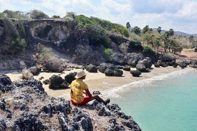 Menengok Indahnya Pantai Deranitan di NTT, Lengkungan Tebing Tinggi Bikin Takjub