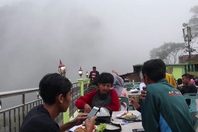 Asyiknya Bersantai di Bukit Penatapan Berastagi, Tempat Nongkrong Adem dengan View Alam