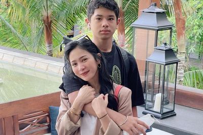 Foto Bareng Putra Sulungnya yang Beranjak Remaja, Pesona Bunga Zainal Dipuji Menolak Tua