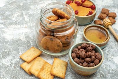 Biar Toples Kue Lebaran Gak Bau Apek, Begini Cara Bersihkannya!