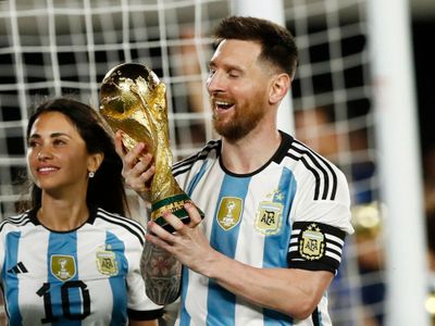 Lionel Messi Dihadiahi Sepatu Spesial, Berwarna Emas dan Bertema GOAT