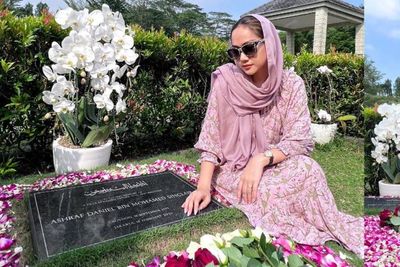 Gaya Feminin BCL Ziarah ke Ashraf Sinclair Auranya Beda, Makamnya Adem Penuh Bunga Pink 