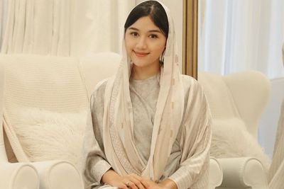 Potret Cantik Erina Gudono Dibalut Busana Gamis saat Kajian, Netizen: Adem Banget!