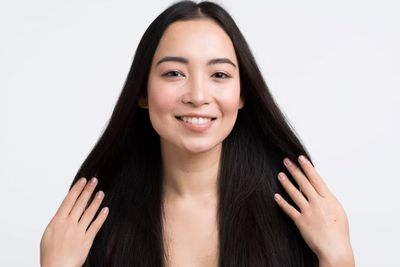 Ingin Hitamkan Rambut Secara Alami dengan Henna? Simak Ini Cara Lakukannya di Rumah