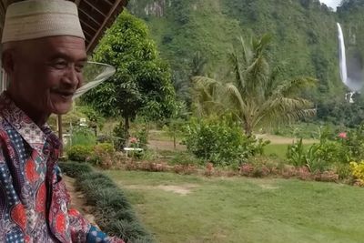 Cerita Abah Jajang Tolak Rp2,5 M Demi Pertahankan Rumah Berpemandangan Curug Citambur