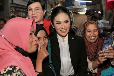 Blusukan ke Pasar, Krisdayanti Terciduk Pakai Tas Mewah Rp70 Jutaan