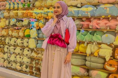 Ibu-ibu, Sontek Nih Gaya Outfit Zaskia Sungkar buat Ngabuburit ke Mal Sekalian Bukber
