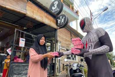 Bikin Heboh Tiba-tiba Muncul di Jalan, Spiderman Parepare Ternyata Berbagi Takjil