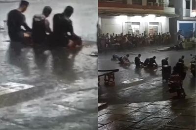 Masya Allah! Viral Remaja Salat Tarawih di Tengah Guyuran Hujan, Bikin Trenyuh