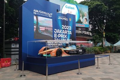 Jelang Ajang Balap, Replika Mobil Formula E Dipajang di Bundaran HI Jakarta