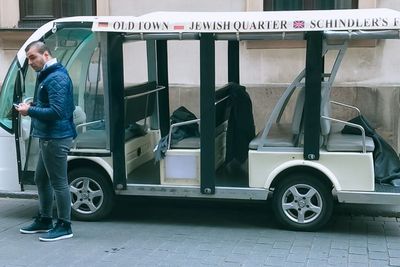 Keliling Kota Krakow dengan Mobil Listrik, Gak Mahal dan Ramah Lingkungan!