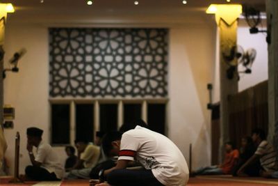 7 Amalan Sambut Malam Lailatul Qadar, Itikaf hingga Sedekah!