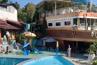 Nikmati Sensasi Berenang di Dalam Resto Yogyakarta, Keren Viewnya Kapal Pinishi