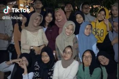 Viral Sosok Kuntilanak Seram Ikut Foto, Muka Pucat dan Mata Merah Bikin Merinding
