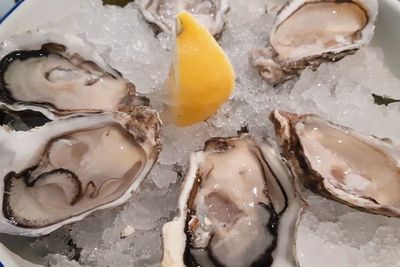 Mencicipi Kenikmatan Kerang Oyster di Restoran Le Homard Rouge, Ghent, Belgia