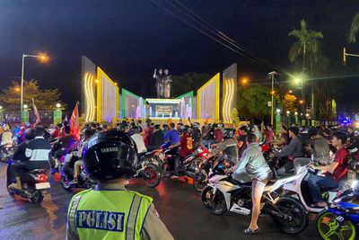 PSM Segel Gelar Juara Liga 1, Suporter Konvoi Merahkan Jalur Trans Sulawesi