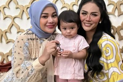 Gaya Mewah Aurel Hermansyah Bukber Bareng Mimi Krisdayanti dan Ameena, Gamis Full Lace