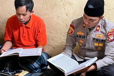 Bikin Terenyuh! Tahanan Ini Baca Alquran Bareng Kapolsek Setiabudi