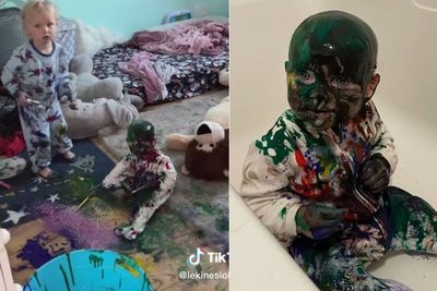 Momen Kocak Bayi Mandi Cat sampe Belepotan, Pasrah Banget Kepala Jadi Warna-warni