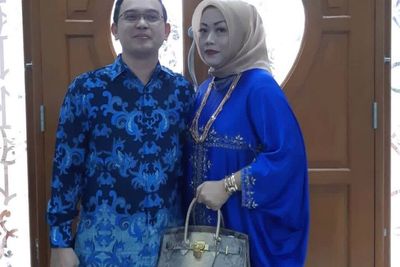 Viral Istri Pejabat Dishub DKI Pose Tenteng Tas Mewah, Harganya Capai Rp1,5 Miliar!