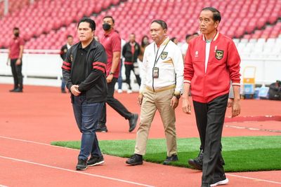 Presiden Jokowi Pusing 2 Minggu Mikirin Bola, Erick Thohir: Sama Pak