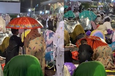 Bikin Mewek! Meski Basah Kuyup, Bocah Ini Tetap Payungi Ibunya saat Tarawih
