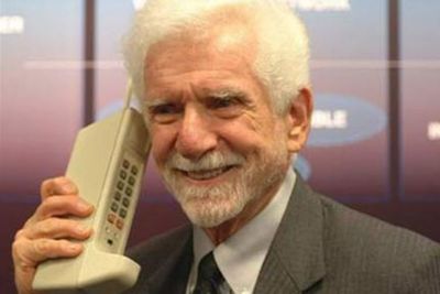 Terkuak, Ini HP yang Digunakan Martin Cooper si Penemu Telepon Genggam!