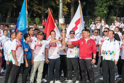 Torch Relay SEA Games 2023 Kamboja, Plt Menpora Muhadjir Effendy Berlari Bawa Obor di GBK