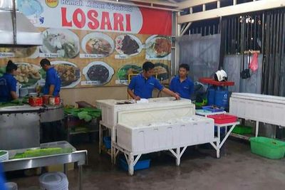 Menikmati Olahan Ikan Segar Dengan 5 Macam Sambal di New Seafood Losari Resto Makassar