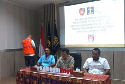 Masuk Masjid Pakai Alas Kaki, Bule Asal Prancis Ditendang dari Indonesia