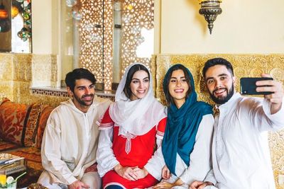 Patut Waspada, Hati-hati Terjebak 4 Momen Awkward saat Lebaran Guys!