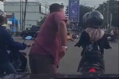 Aksi Kocak Pengendara Mobil Perbaiki Kaca Spion Motor yang Bikin Silau!