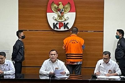 Rafael Alun Trisambodo Resmi Ditahan KPK, Pakai Rompi Orange, Tangan Diborgol