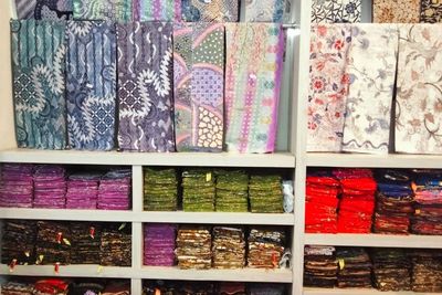 Mau Berburu Oleh-oleh Kain Batik dari Cirebon? di Sini Tempatnya