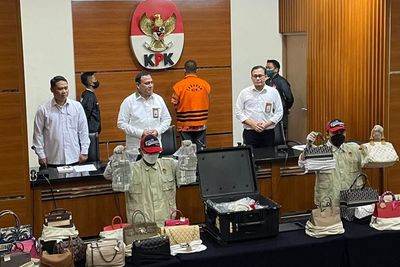KPK Sita Puluhan Tas Mewah hingga Uang Senilai Rp32,2 M dari Rafael Alun