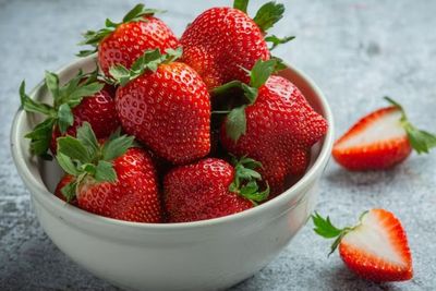 Dilihat dari Mikroskop, Strawberry Ternyata Dipenuhi Serangga: Iyuh Banget!