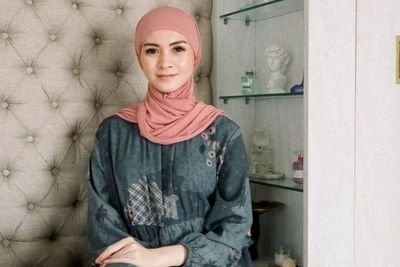 Donita Ternyata Suka Bikin Kue Lebaran di Lantai sampai Rajin Ngepel Tempat Salat