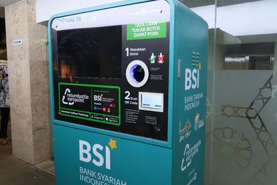 Auto Cuan! Mesin Ini Bisa Tukar Botol Plastik Bekas Jadi Uang