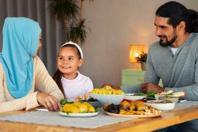 Dear Bunda, Ini 5 Tips Seru Dampingi Anak saat Menjalani Puasa Pertama