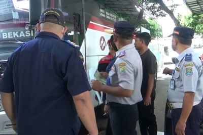 Jelang Mudik Lebaran, Petugas Dishub Lakukan Ramp Check Bus di Terminal Induk Bekasi