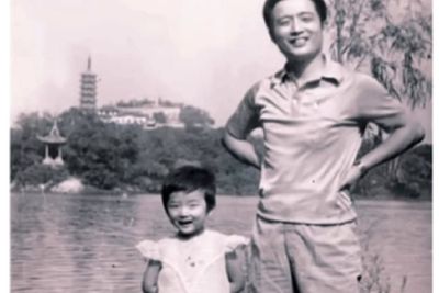 Terenyuh! Seorang Ayah Foto dengan Putrinya di Tempat yang Sama Selama 33 Tahun